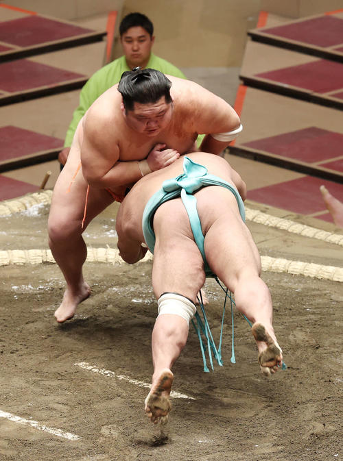 天空海(手前)をはたき込む千代大龍(撮影・河野匠)
