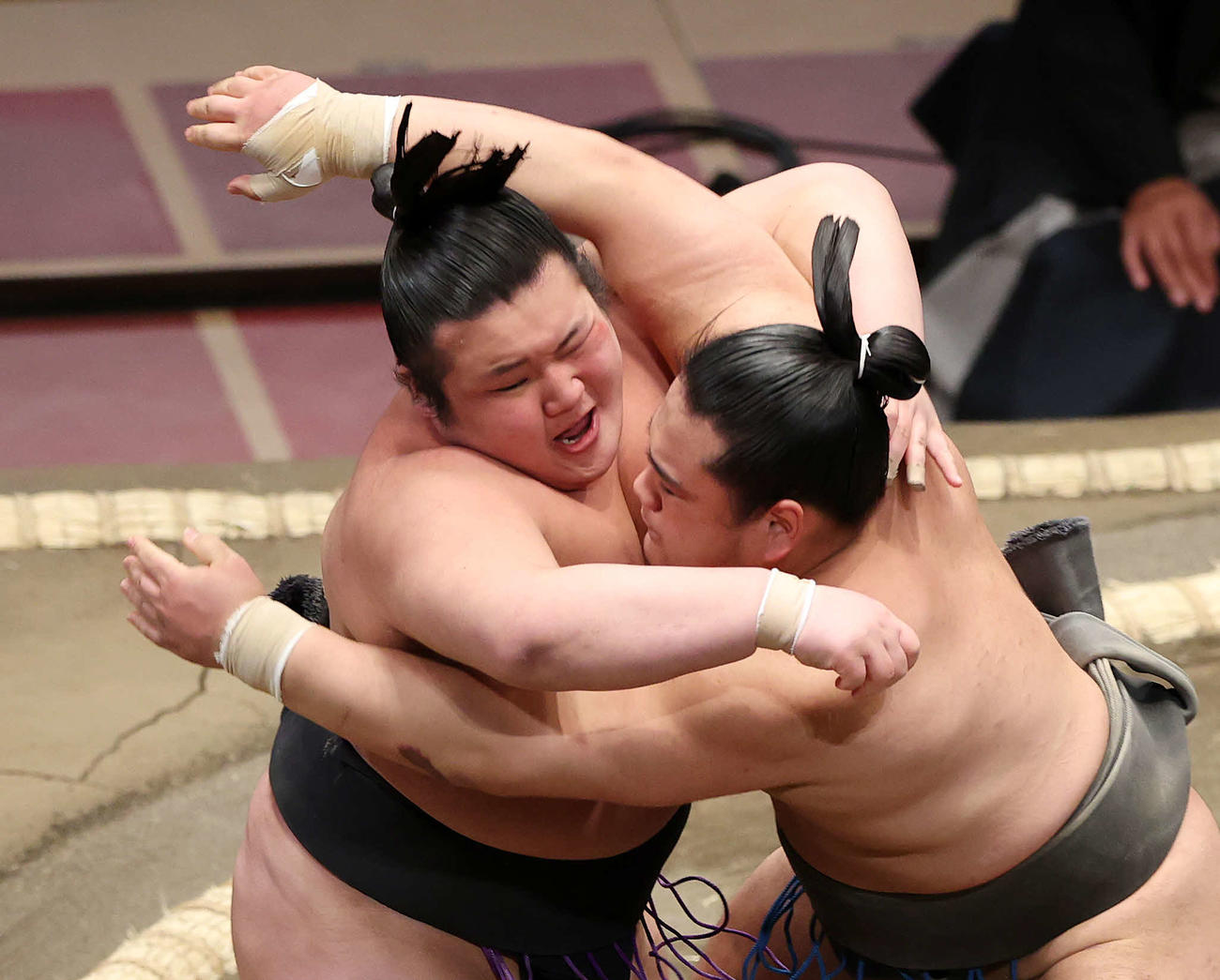鈴木（右）と攻め合う吉井（撮影・鈴木正人）