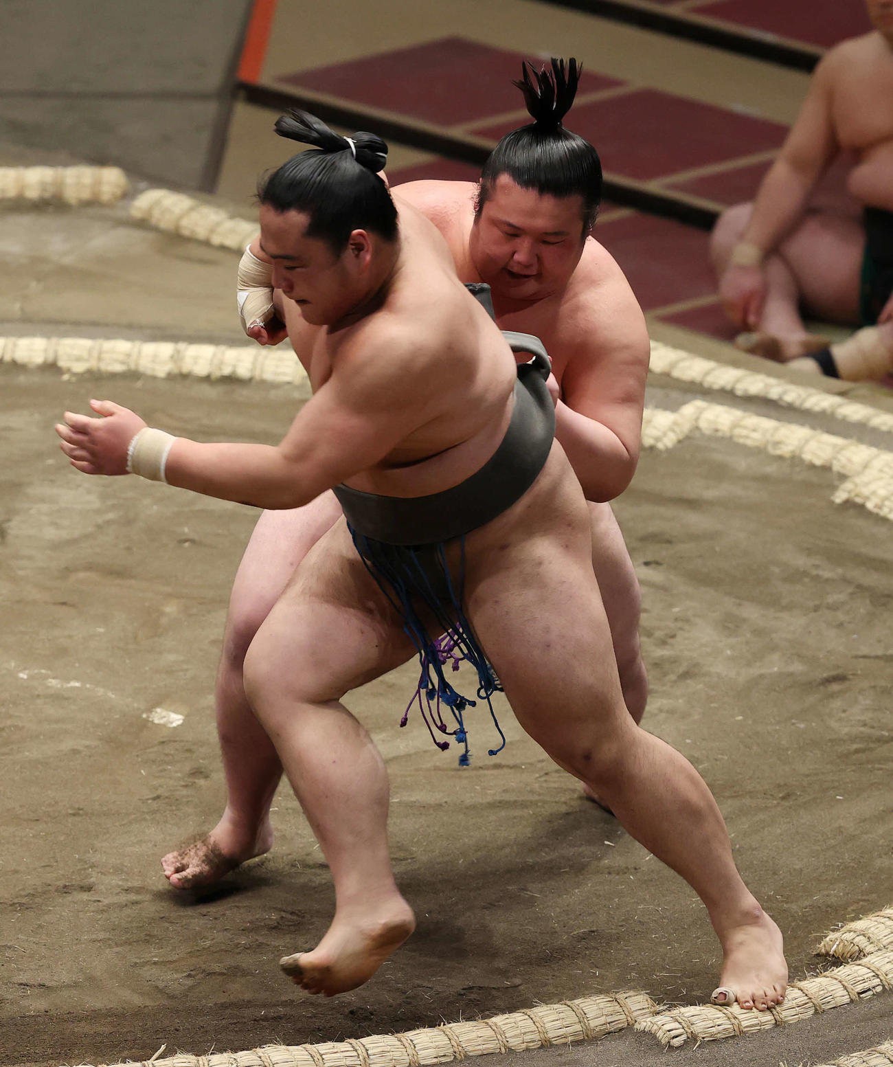 鈴木（手前）を送り出す吉井（撮影・河野匠）
