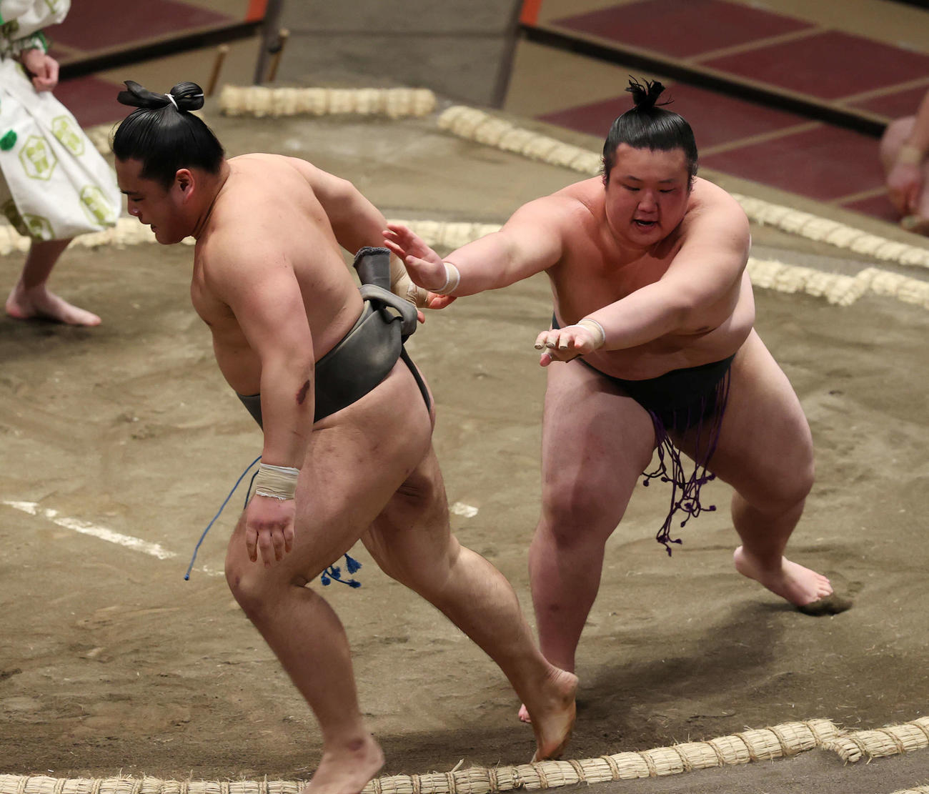 鈴木（左）を送り出す吉井（撮影・河野匠）