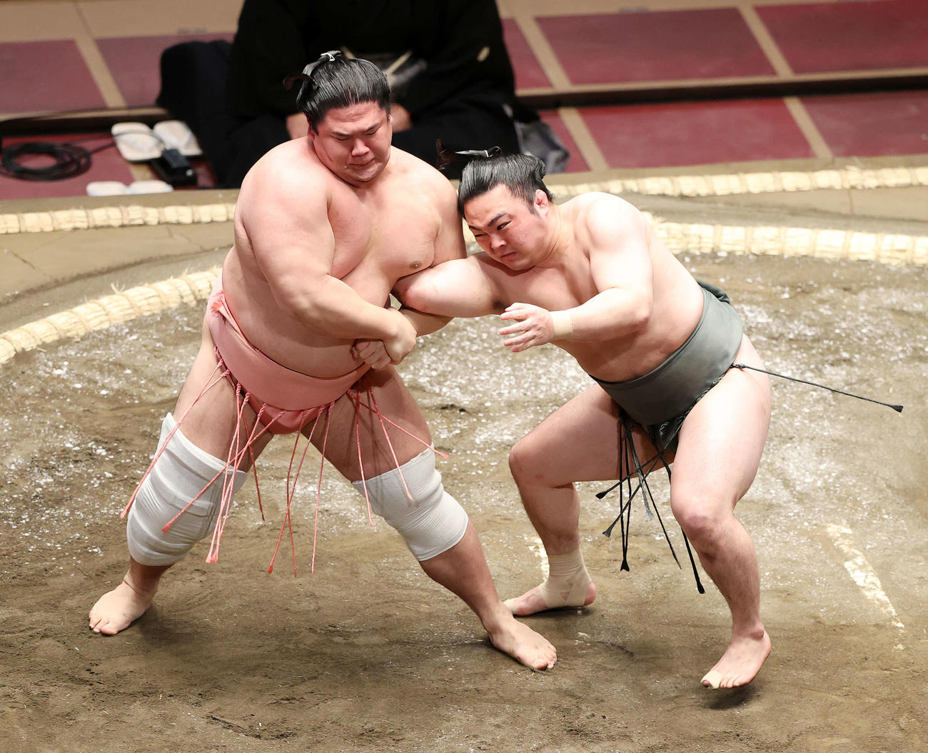 炎鵬（右）を激しく攻める宇良（撮影・鈴木正人）