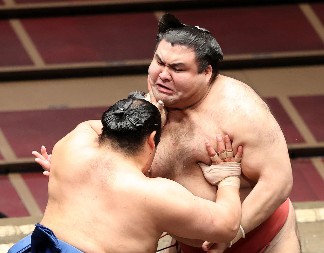 千代の国（左）の攻めを耐える高安（撮影・鈴木正人）