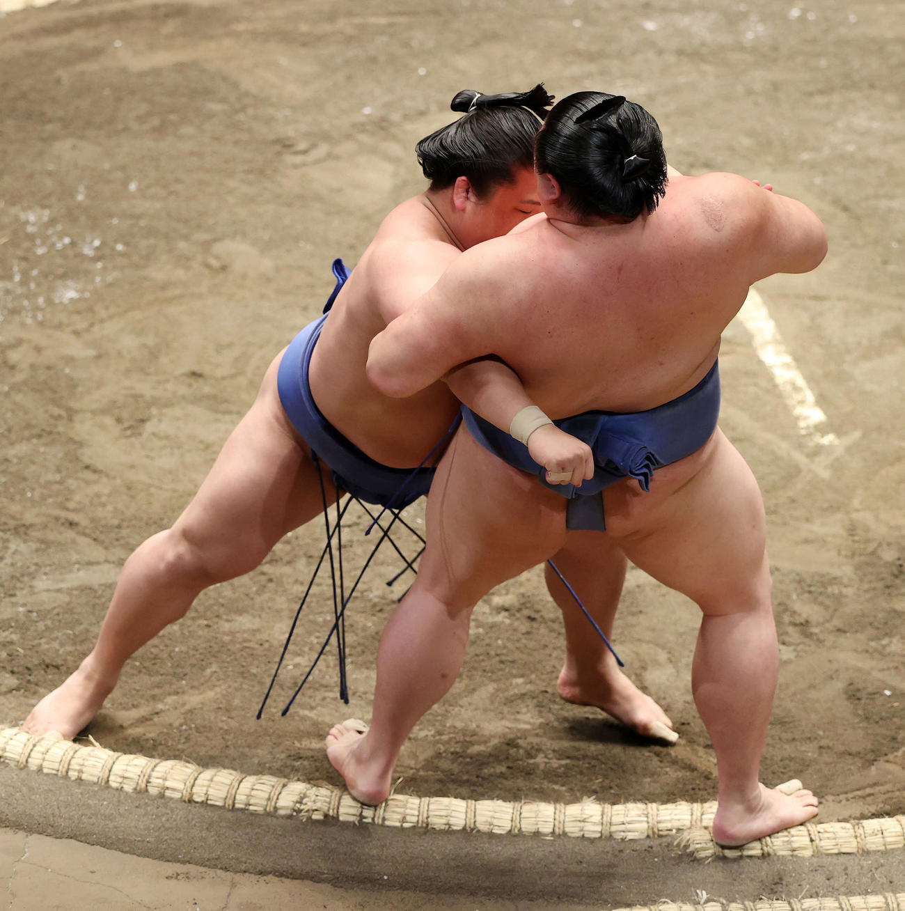 正代（手前）を寄り切りで破る若隆景（撮影・鈴木正人）