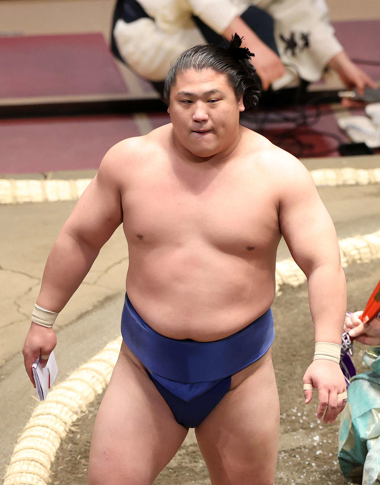 懸賞金の束を手に土俵を引き揚げる若隆景（撮影・鈴木正人）