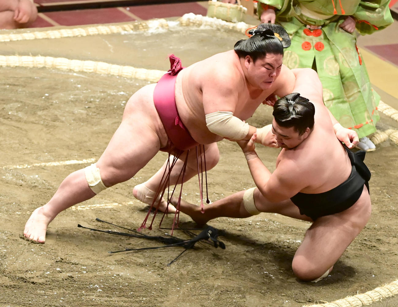 大栄翔（左）は霧馬山を寄り倒しで破る（撮影・小沢裕）