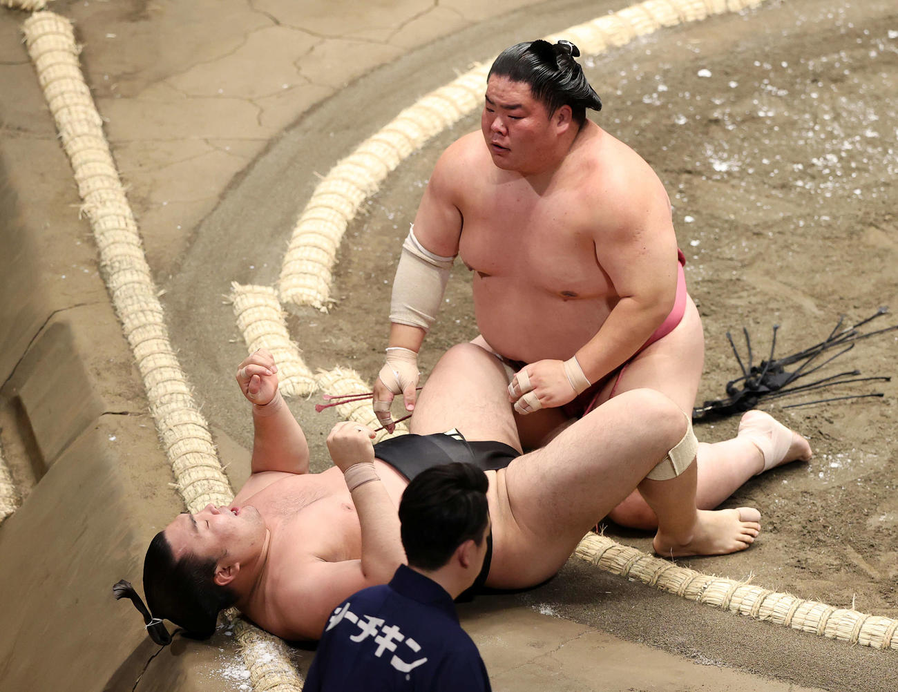 霧馬山（下）を寄り倒しで破った大栄翔（撮影・鈴木正人）