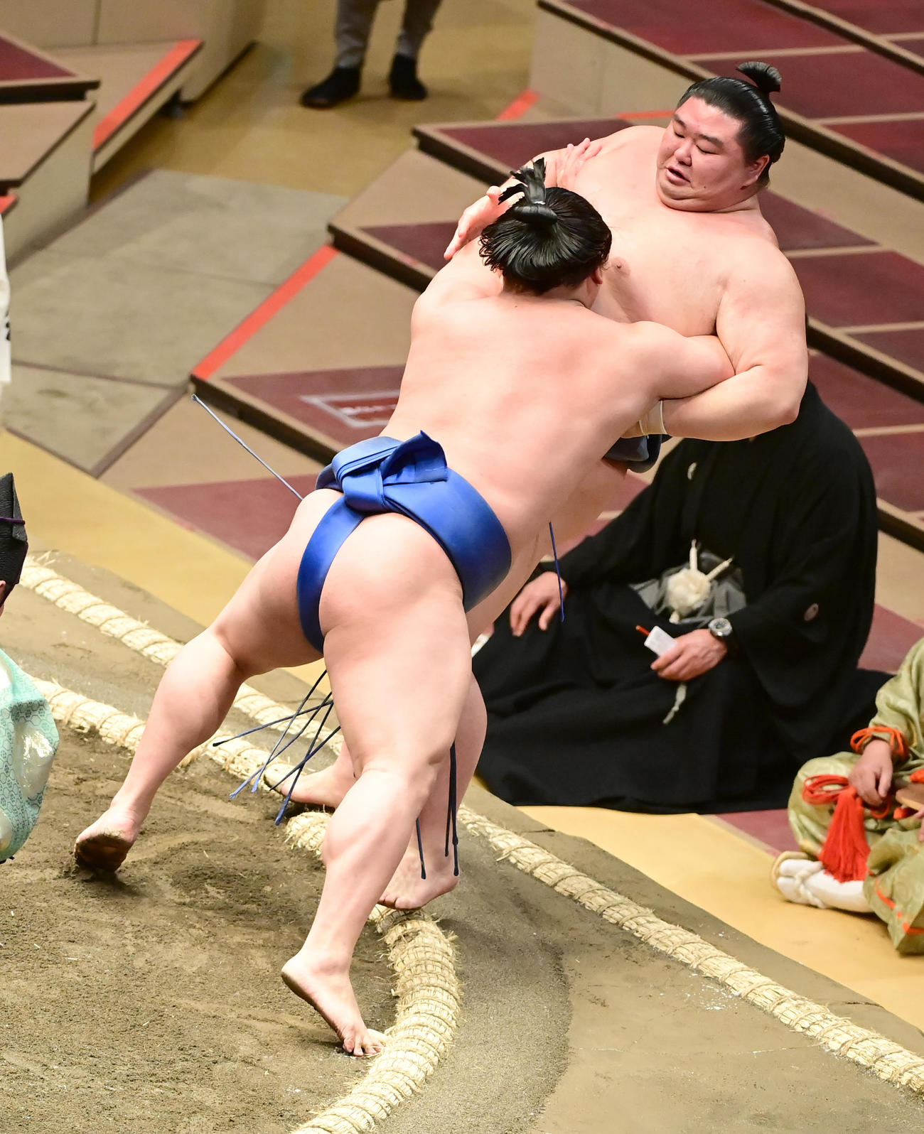 正代は若隆景（左）に寄り切りで敗れる（撮影・小沢裕）