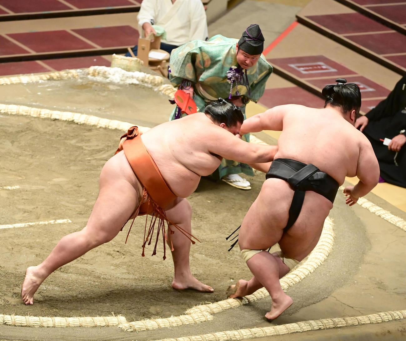 御嶽海（左）は貴景勝を押し倒しで破る（撮影・小沢裕）