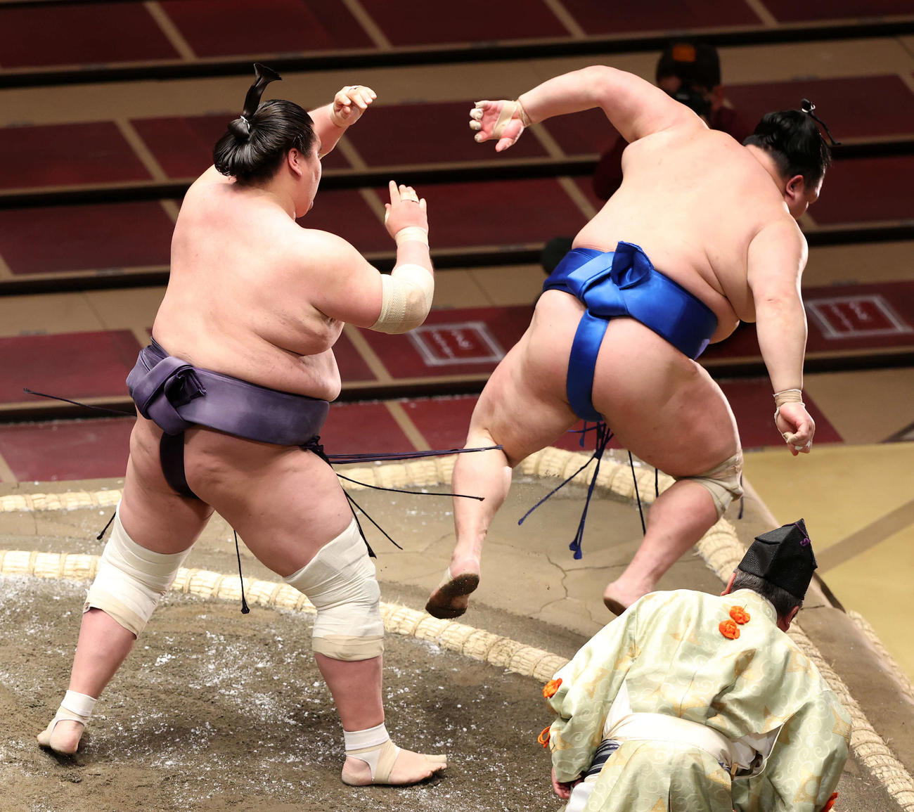 北勝富士（右）を送り出しで破る照ノ富士（撮影・鈴木正人）