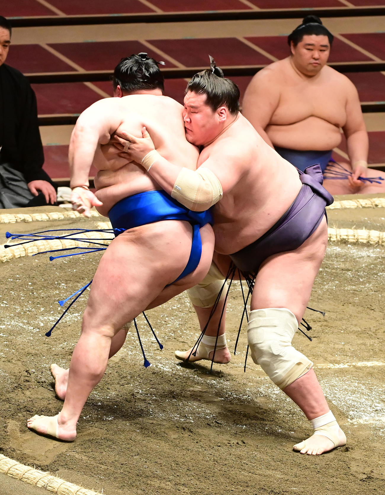 照ノ富士（右）は北勝富士を送り出しで破る（撮影・小沢裕）