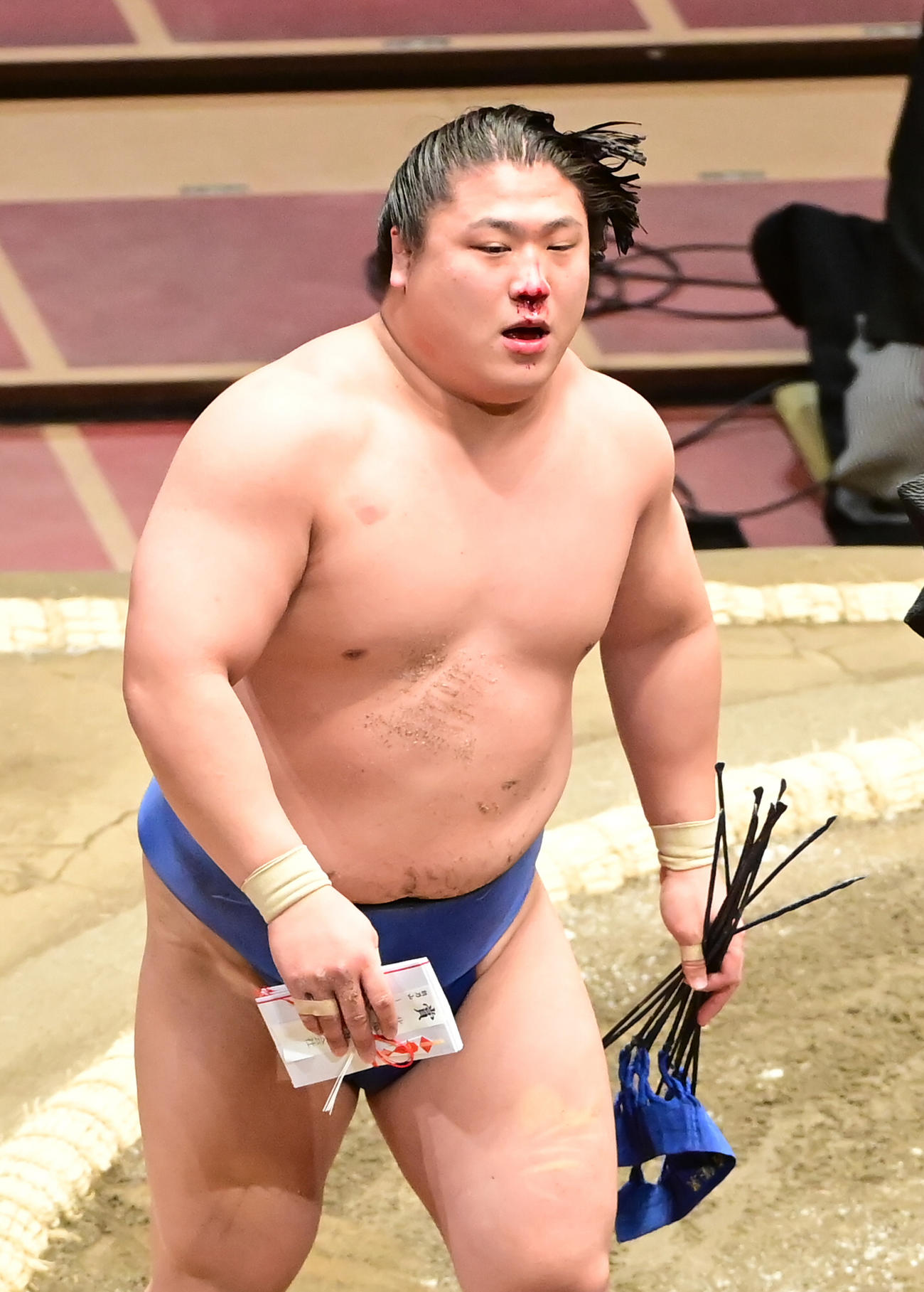 流血した顔で懸賞金を手にする若隆景（撮影・小沢裕）