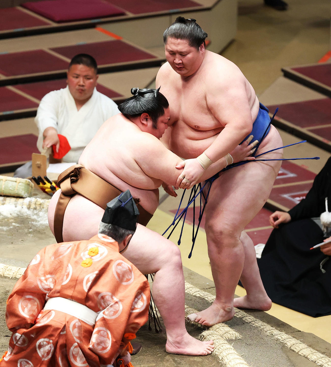 逸ノ城（右）を寄り切りで破る剣翔（撮影・河田真司）
