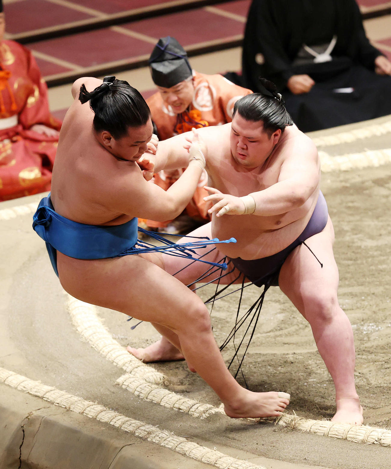 豊昇龍（左）を寄り切りで破る阿武咲（撮影・鈴木正人）