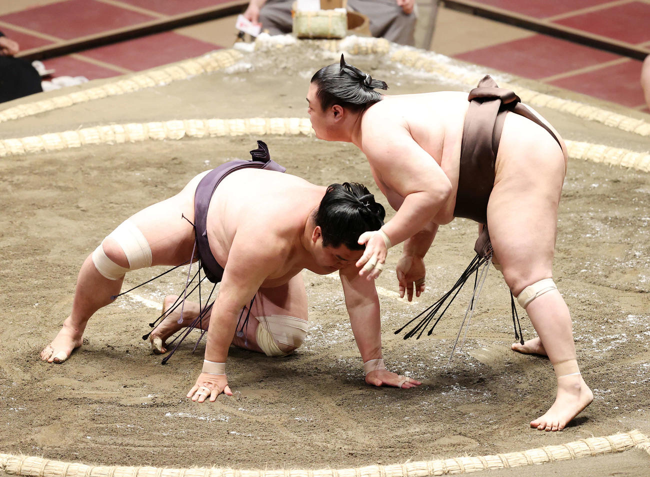 妙義龍（左）を寄り倒しで破る英乃海（撮影・鈴木正人）