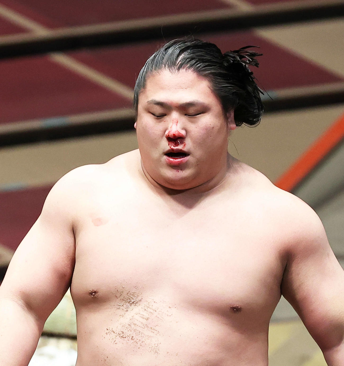 朝乃山を寄り倒しで破り、鼻から流血させる若隆景（撮影・河田真司）