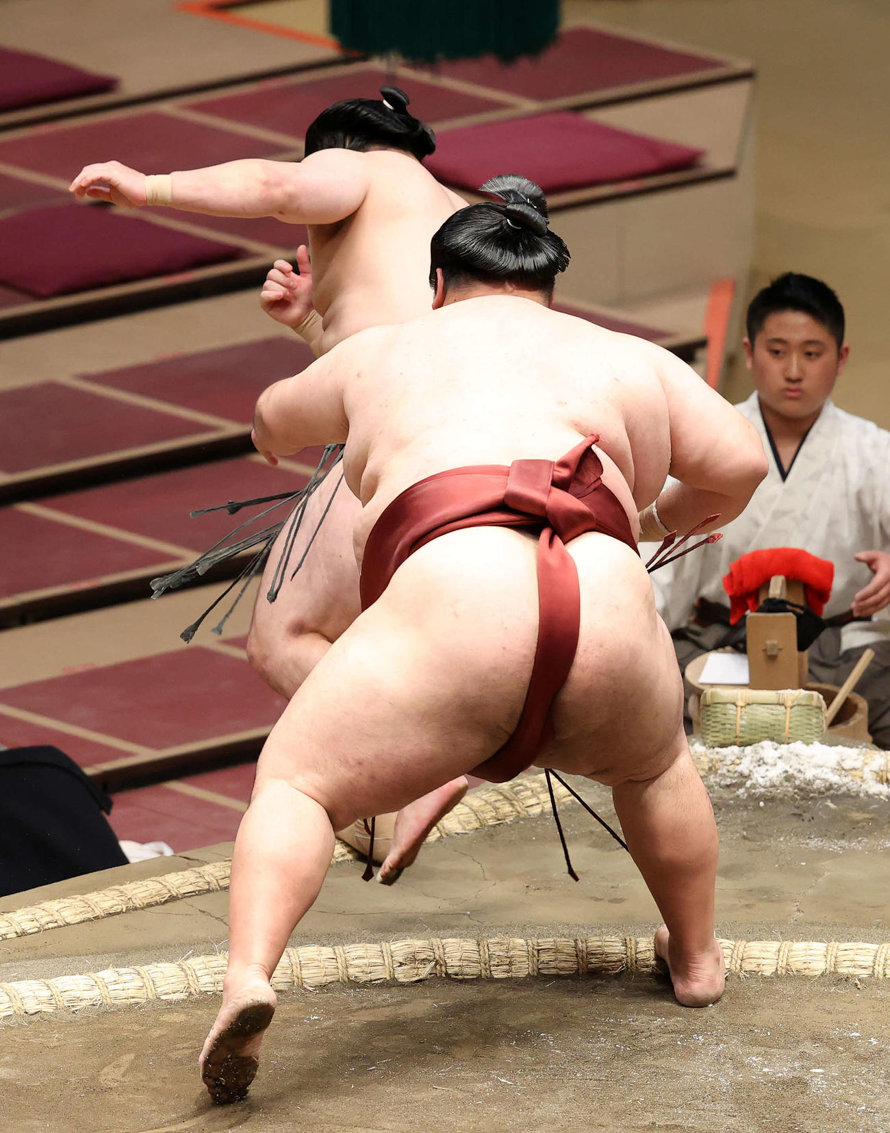 徳勝龍（手前）に押し出しで敗れる炎鵬（撮影・鈴木正人）