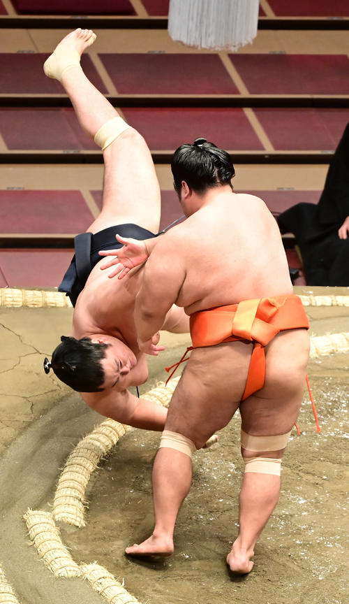 志摩ノ海（右）は輝を突き落としで破る（撮影・小沢裕）