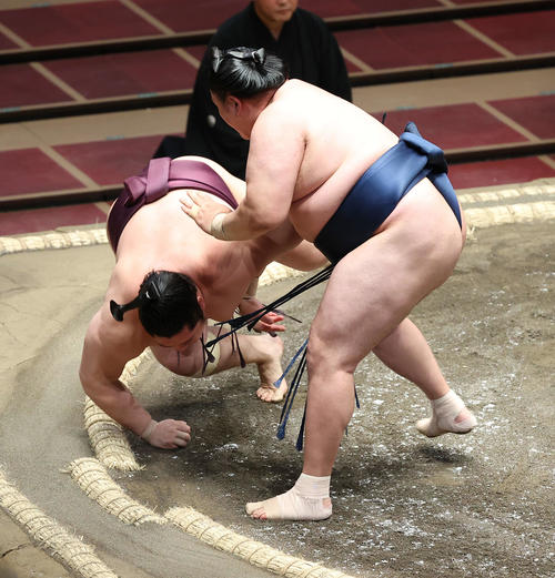 遠藤（左）を小手投げで破る玉鷲（撮影・河田真司）
