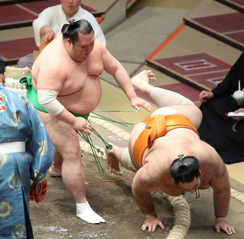魁聖（右）を送り倒しで破る千代丸（撮影・河田真司）