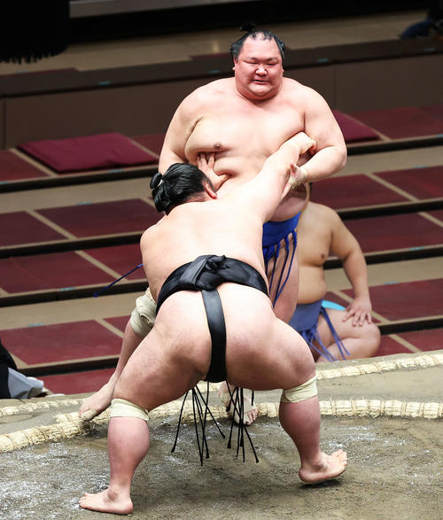 貴景勝（手前）に押し出しで敗れる北勝富士（撮影・河田真司）