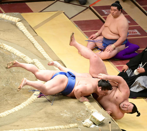 若隆景（左）は寄り倒しで朝乃山を破る。右奥は正代（撮影・小沢裕）