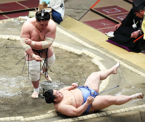 翔猿（右）を上手投げで破る照ノ富士（撮影・河田真司）