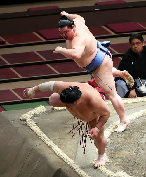 土俵際で堪える大栄翔（手前）と正代（撮影・河田真司）