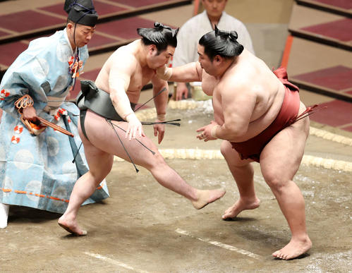 徳勝龍（右）に足で攻める炎鵬（撮影・鈴木正人）