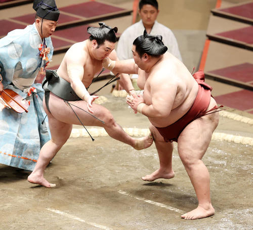 徳勝龍（右）に足で攻める炎鵬（撮影・鈴木正人）