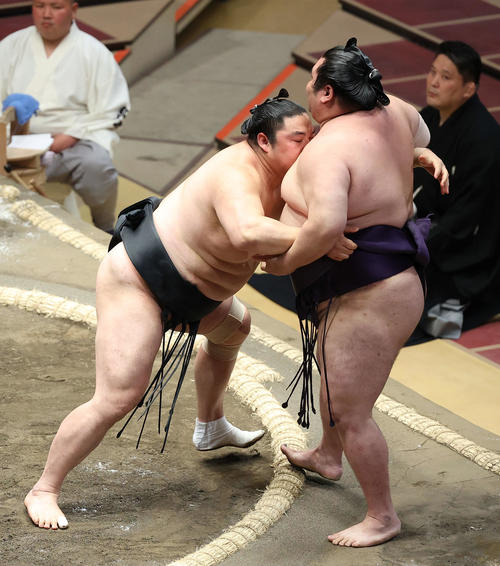 大奄美（右）を寄り切りで破る隠岐の海（撮影・河田真司）