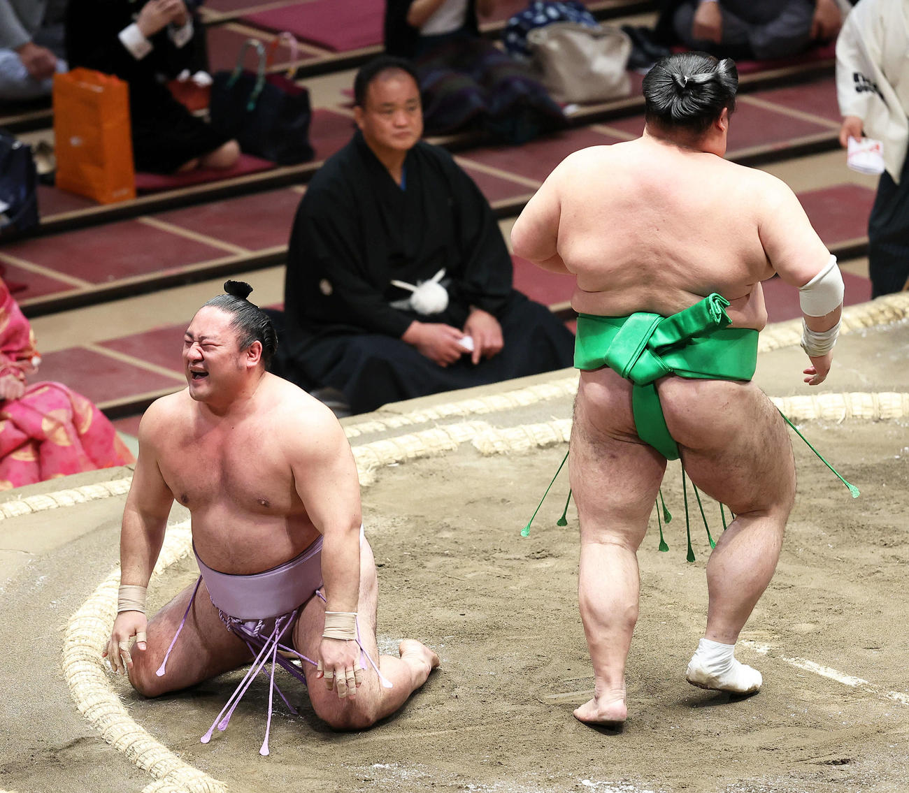 千代丸（右）に突き落としで敗れる琴恵光（撮影・河田真司）