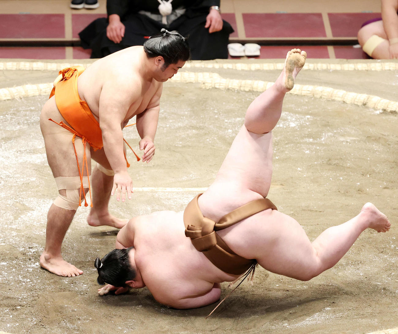 剣翔（右）を突き落としで破る志摩ノ海（撮影・鈴木正人）