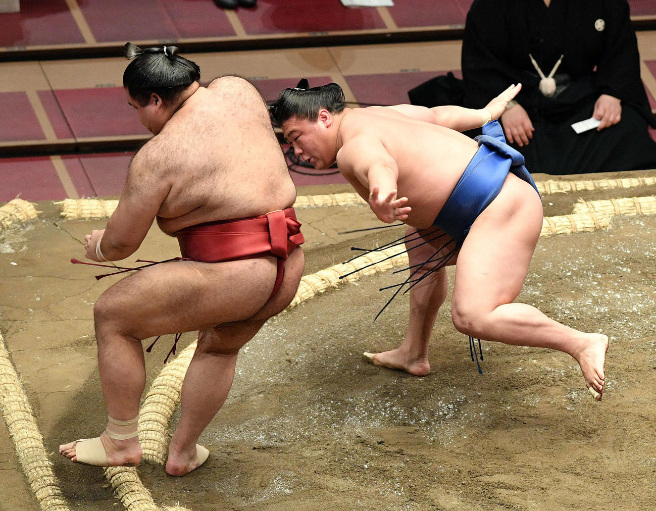 高安（左）を押し出しで破る若隆景（撮影・滝沢徹郎）　