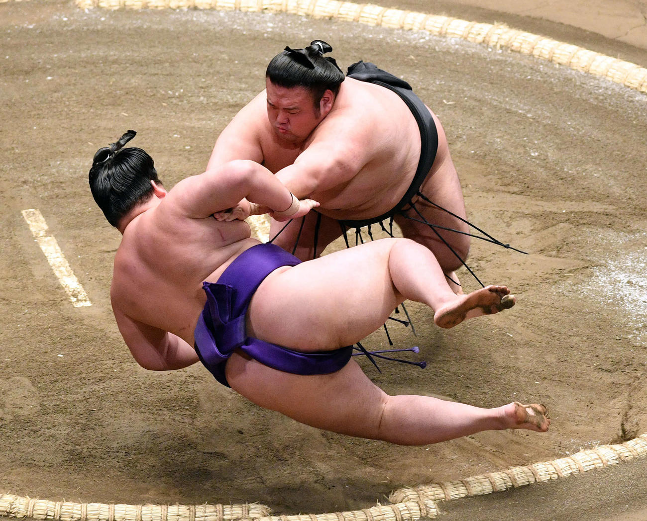 明生（手前）を押し倒しで破る貴景勝（撮影・滝沢徹郎）　