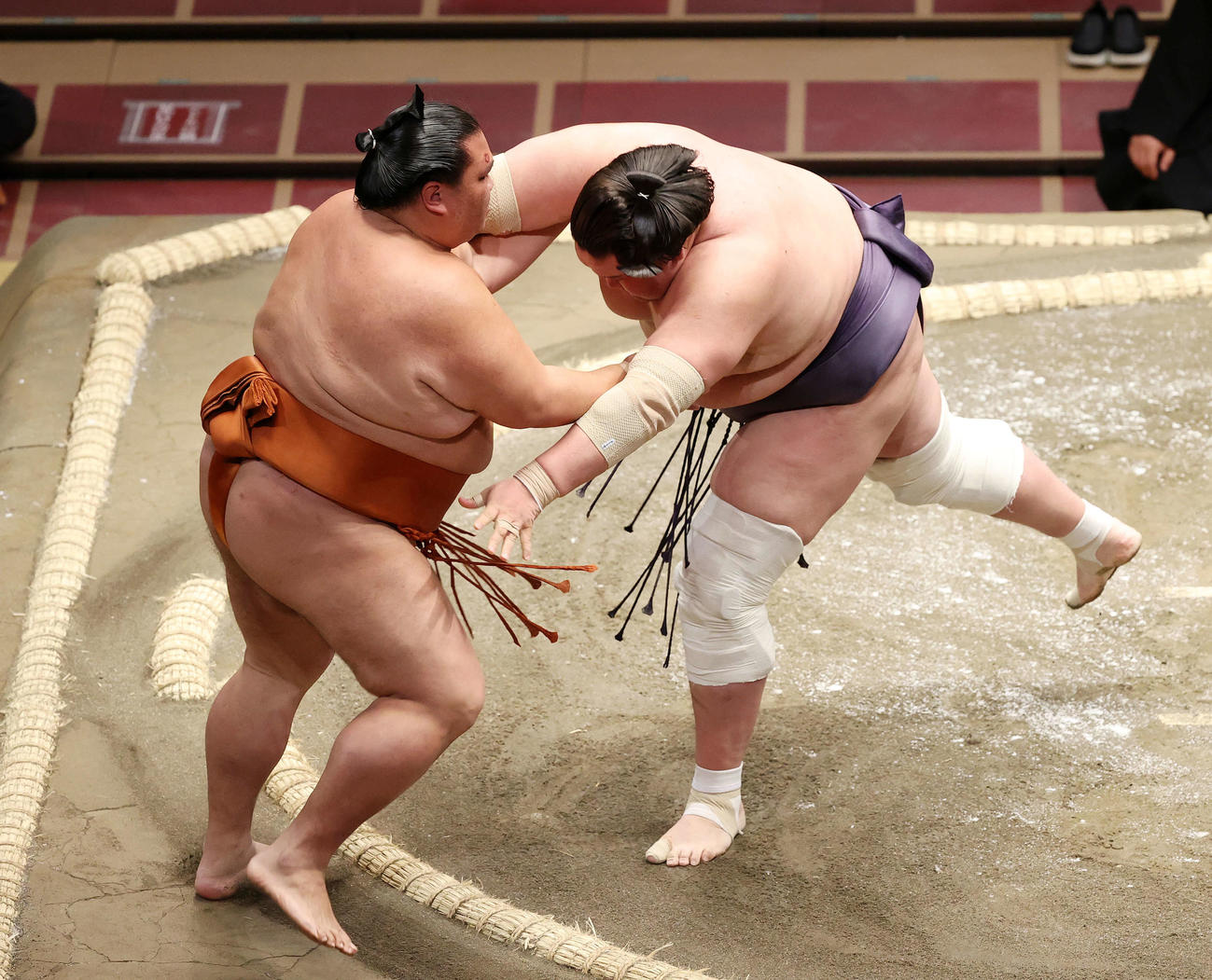 御嶽海（左）を寄り切りで破る照ノ富士（撮影・鈴木正人）