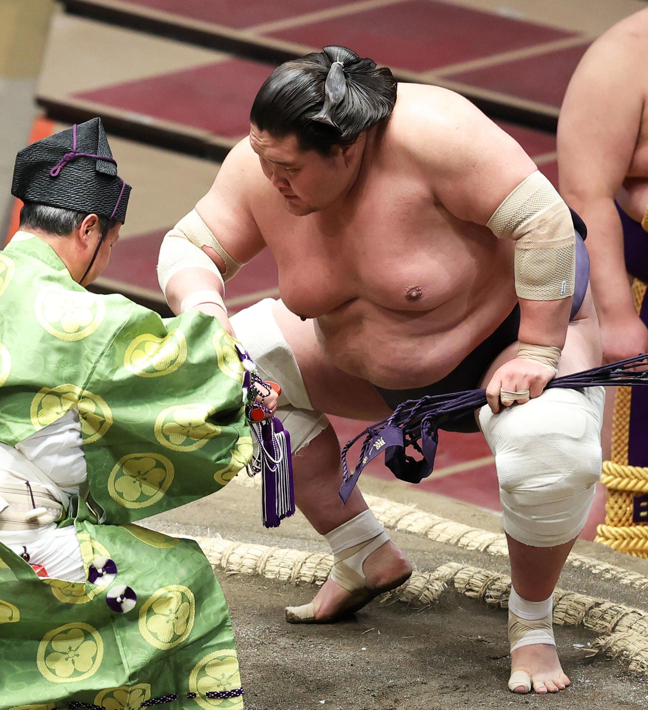 御嶽海を寄り切りで破り、懸賞金の束を手に土俵から引き揚げる照ノ富士（撮影・河田真司）