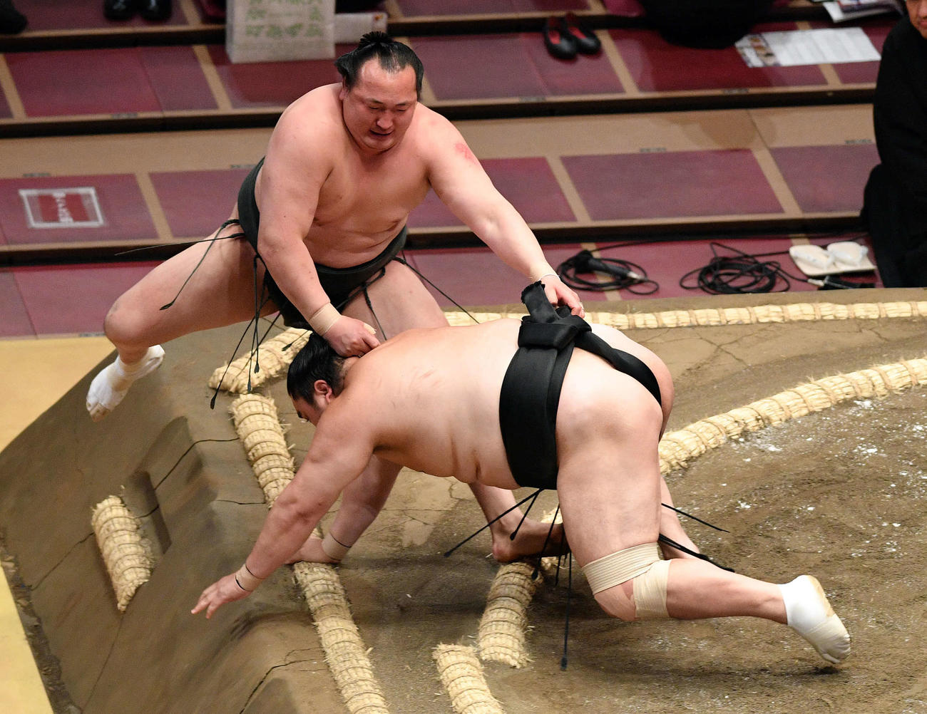 隠岐の海（右）を上手投げで破る千代翔馬（撮影・滝沢徹郎）　