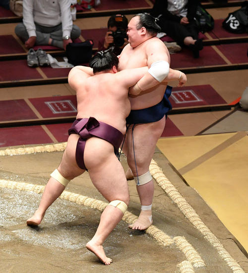 遠藤（手前）に寄り切りで敗れる宝富士（撮影・滝沢徹郎）　