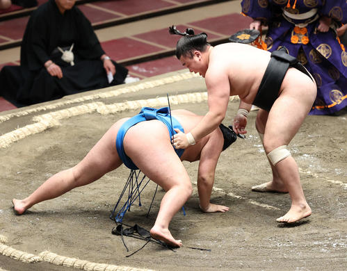 豊昇龍（左）を上手出し投げで破る霧馬山（撮影・河田真司）