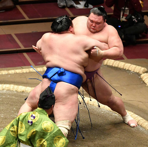 北勝富士（手前）の攻めを土俵際で耐える朝乃山（撮影・滝沢徹郎）　