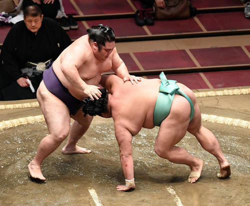 天空海（右）を肩透かしで破る大奄美（撮影・滝沢徹郎）　