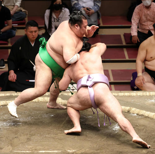 琴恵光（右）を突き落としで破る千代丸（撮影・鈴木正人）