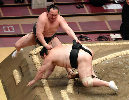 隠岐の海（右）を上手投げで破る千代翔馬（撮影・滝沢徹郎）　