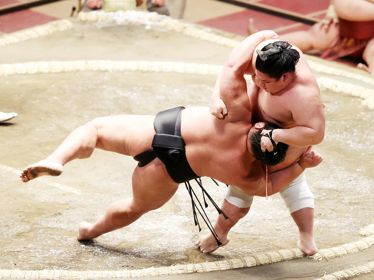 千代ノ皇（左）を肩すかしで破る宇良（撮影・鈴木正人）