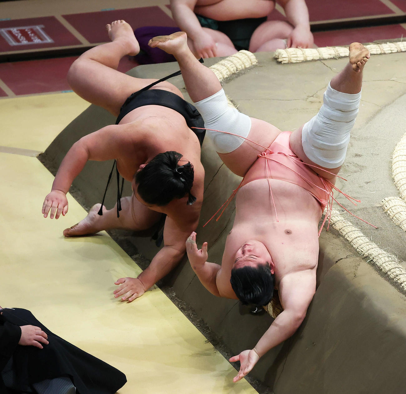 千代ノ皇（左）を肩すかしで破り、ひっくり返る宇良（撮影・河田真司）