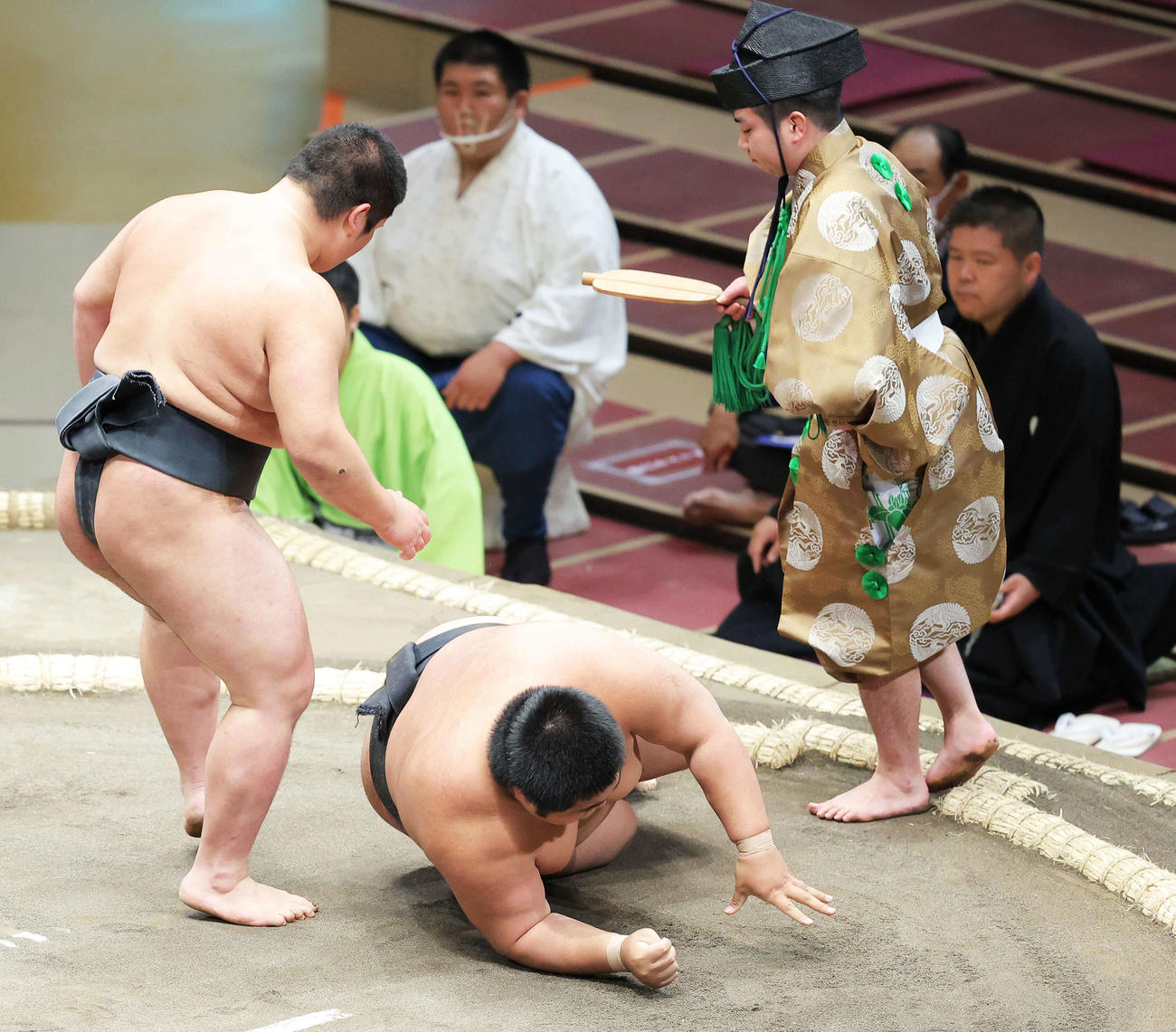 前相撲で向中野（中央）を破る先代時津風親方長男の木竜皇。後方右は審判に入る時津風親方（撮影・河田真司）