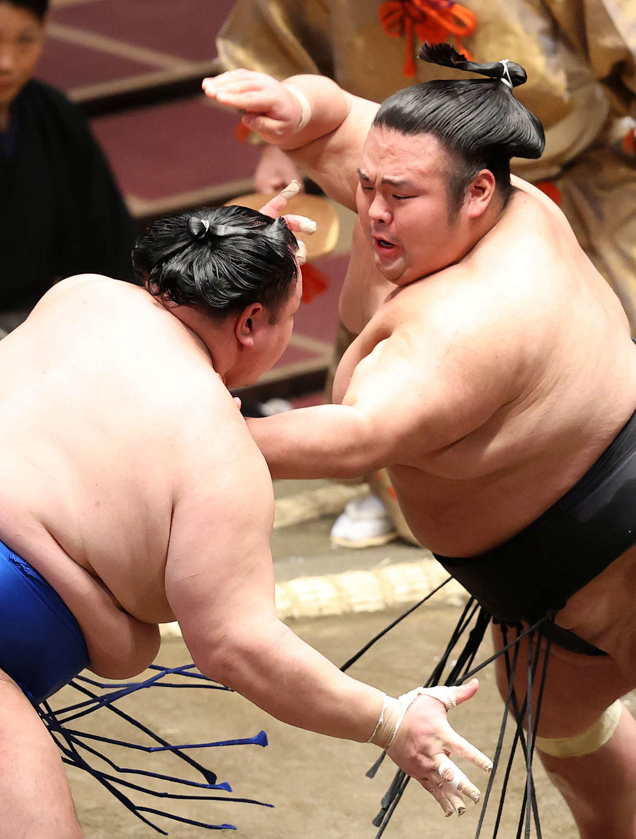 北勝富士（左）を攻める貴景勝（撮影・鈴木正人）