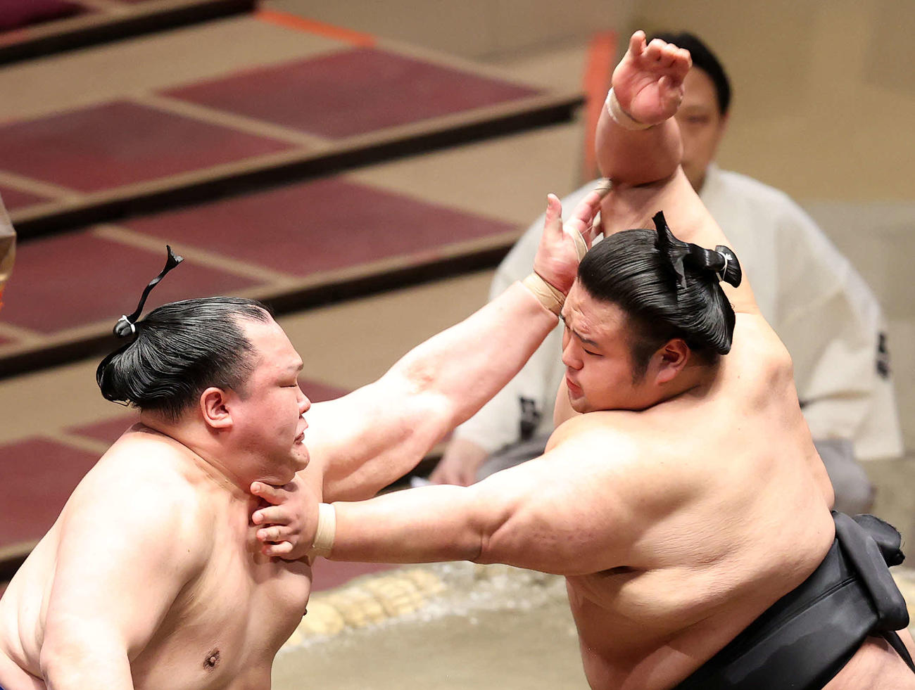 北勝富士（左）と攻め合う貴景勝（撮影・鈴木正人）