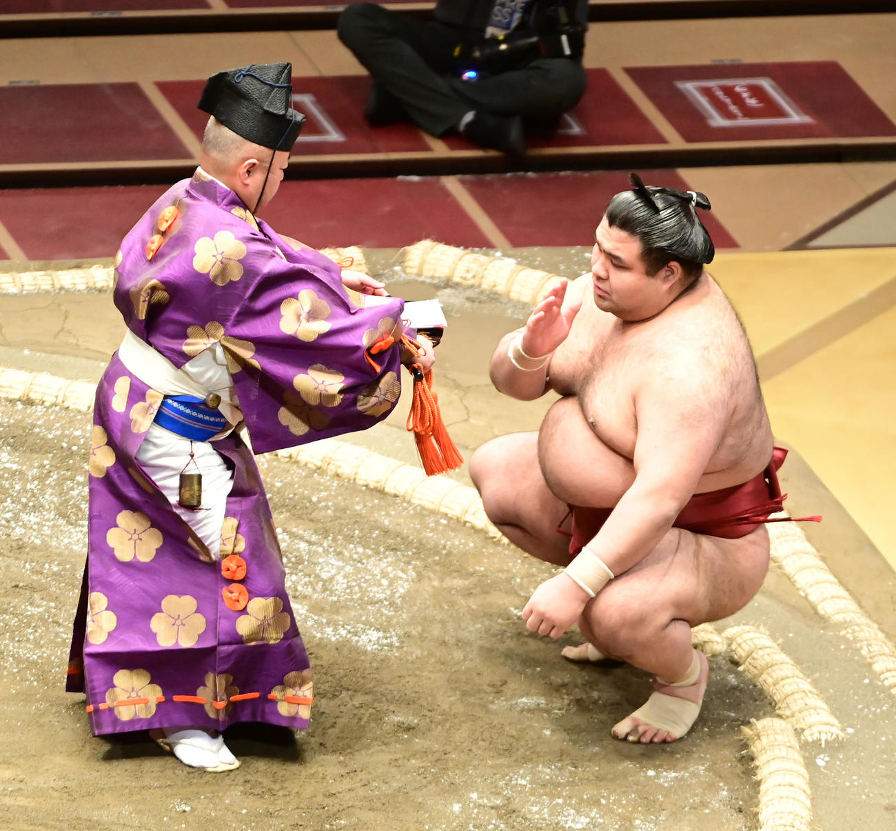 懸賞金を手にする高安（撮影・小沢裕）