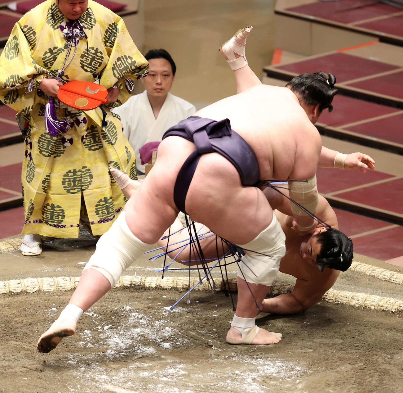 翔猿（後方）を上手投げで破る照ノ富士（撮影・鈴木正人）